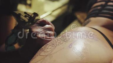 手套上纹身艺术家手的特写，<strong>纹身图案</strong>在身体宏观上